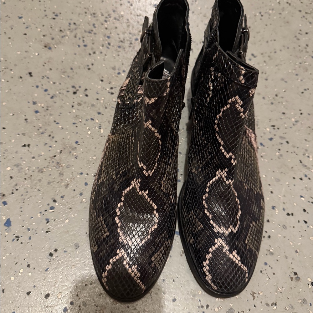 Vince Camaro Snakeskin Ankle Boots 10 NEW